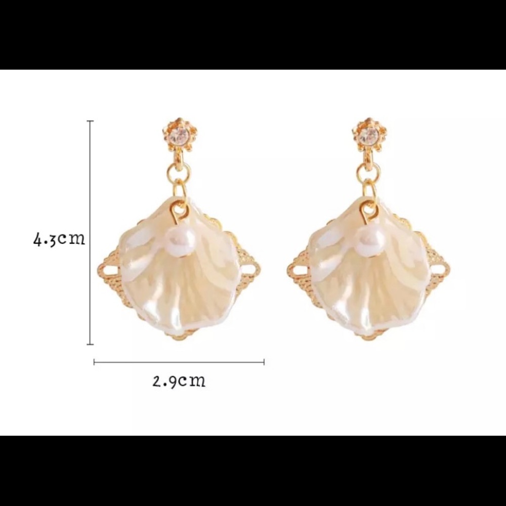 Shell Pearl Rhinestone Stud Earrings - Picture 2 of 6